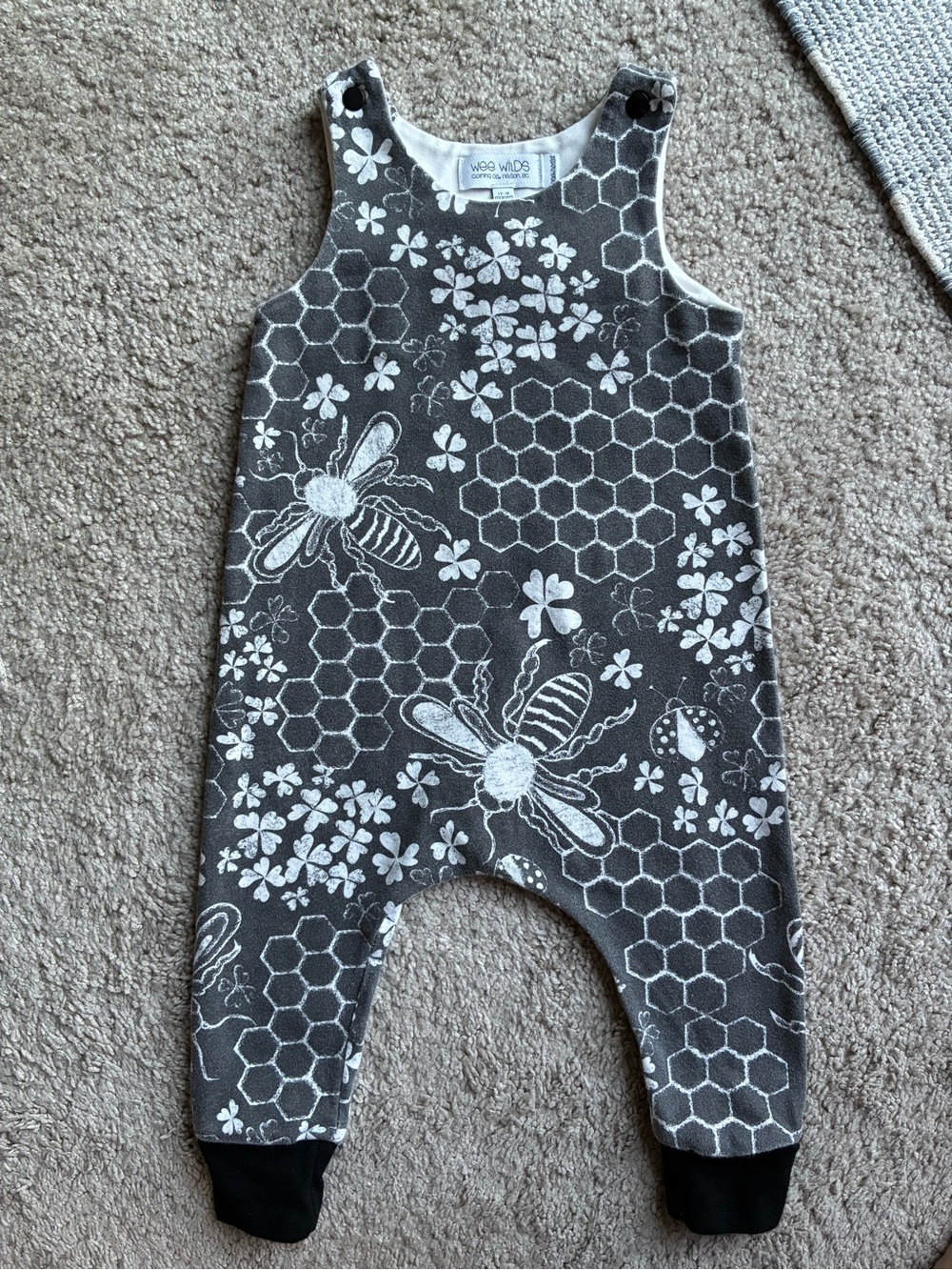 Wee Wilds Organic 🇨🇦 Baby Romper in Heather Gray with White Bee Print